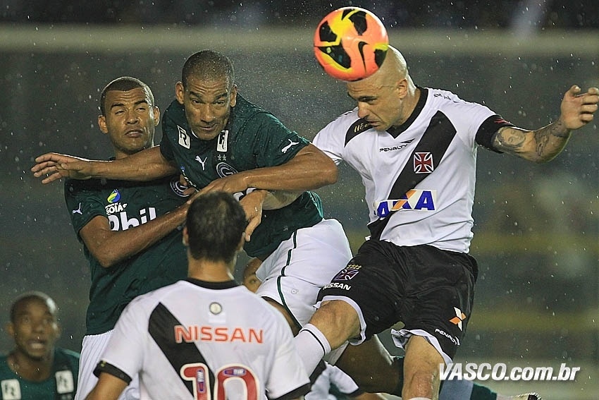 17.out.2013 - Cris, zagueiro do Vasco, e Rodrigo, defensor do Goiás, dividem lance pelo alto em jogo pelo Brasileiro - Marcelo Sadio/vasco.com.br