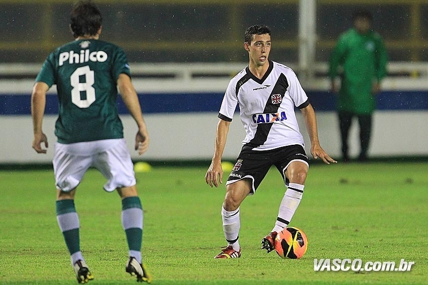 17.out.2013 - Fillipe Soutto, do Vasco, domina bola durante jogo contra o Goiás pelo Brasileiro - Marcelo Sadio/vasco.com.br
