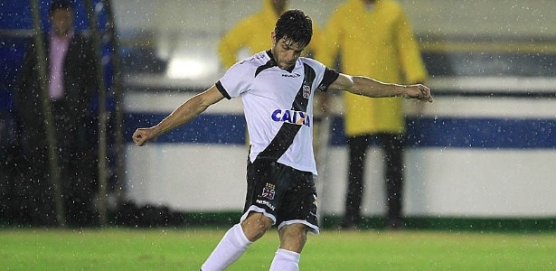 Juninho Pernambucano se prepara para chutar a bola durante jogo contra o Goiás pelo Brasileirão - Marcelo Sadio/vasco.com.br