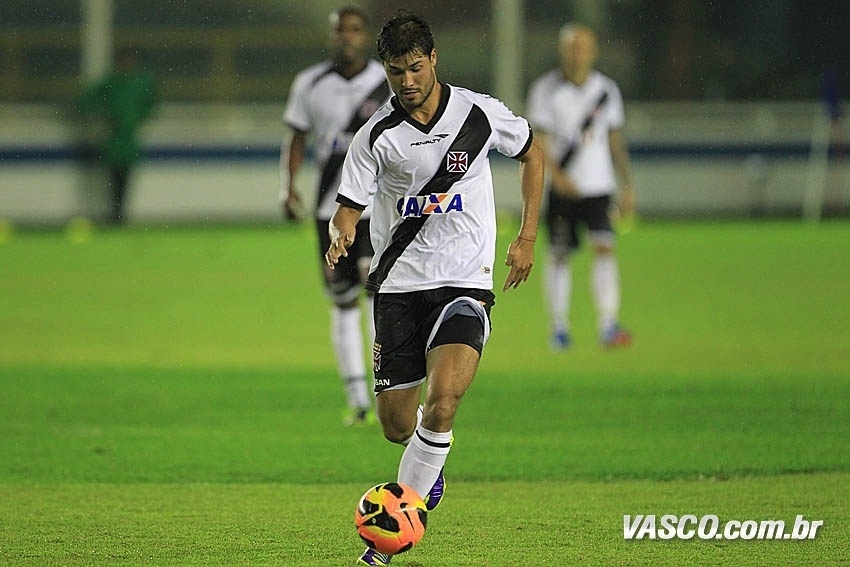 17.out.2013 - Pedro Ken, do Vasco, carrega a bola durante jogo contra o Goiás pelo Brasileirão - Marcelo Sadio/vasco.com.br