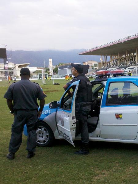 Carro da Polícia Militar estacionou em São Januário para garantir a ordem no Vasco