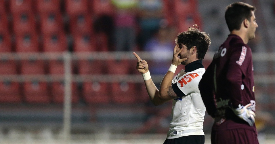 19.out.2013 - Alexandre Pato comemora o gol do Corinthians contra o Criciúma