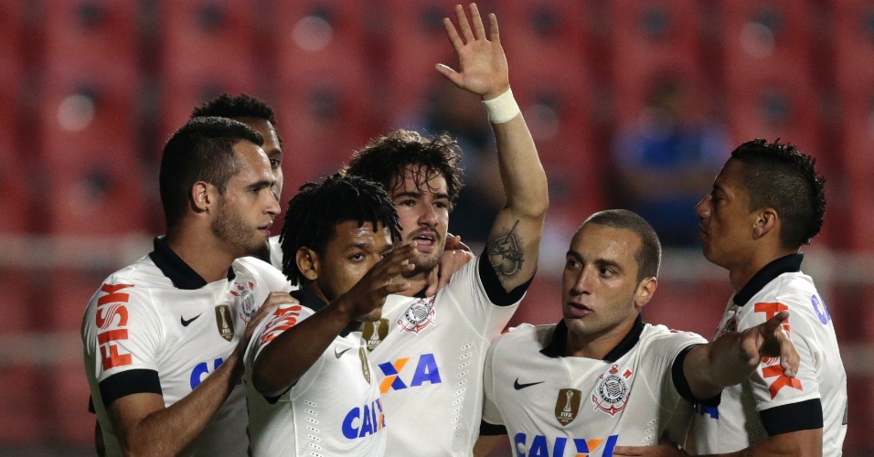 19.out.2013 - Jogadores abraçam Alexandre Pato, autor do gol do Corinthians sobre o Criciúma