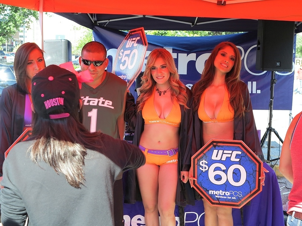 Belas mulheres exibem boa forma nos arredores do UFC 166 - Jorge Correa/UOL