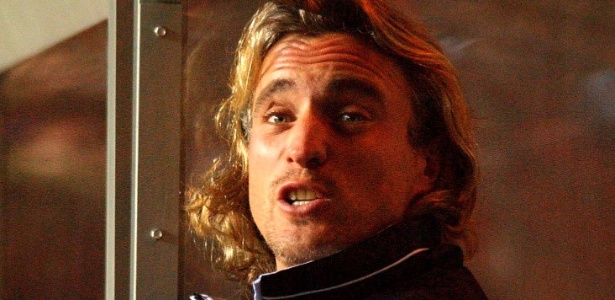 David Ginola tem apoio do site Paddy Power para rivalizar com Joseph Blatter - Ross Kinnaird/ALLSPORT