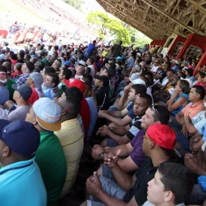 20.out.2013 - A torcida acompanha todos os lances da partida entre o Classe A e Santa Cruz, pela final da Série B na Copa Kaiser 2013 - undefined