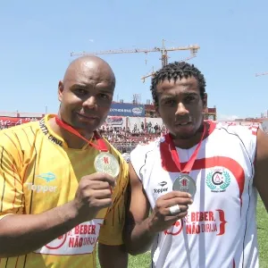 20.out.2013 - Jogadores do Santa Cruz e Classe A comemoram juntos a final da Copa Kaiser 2013 - undefined