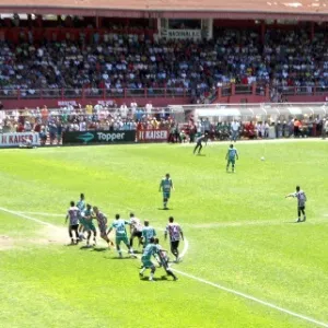 20.out.2013 - Leões da Geolândia e Família 100 Valor não decepcionaram e lotaram seus lados do estádio. Ao contrário do futebol profissional, porém, o clima foi amistoso, sem brigas ou discussões, durante a final da Copa Kaiser 2013. - undefined