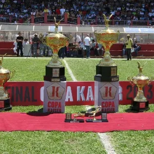 20.out.2013 - Os troféus da Copa Kaiser: o torneio é considerado a principal competição do futebol de várzea paulistano e é uma das mais importantes do país. - undefined