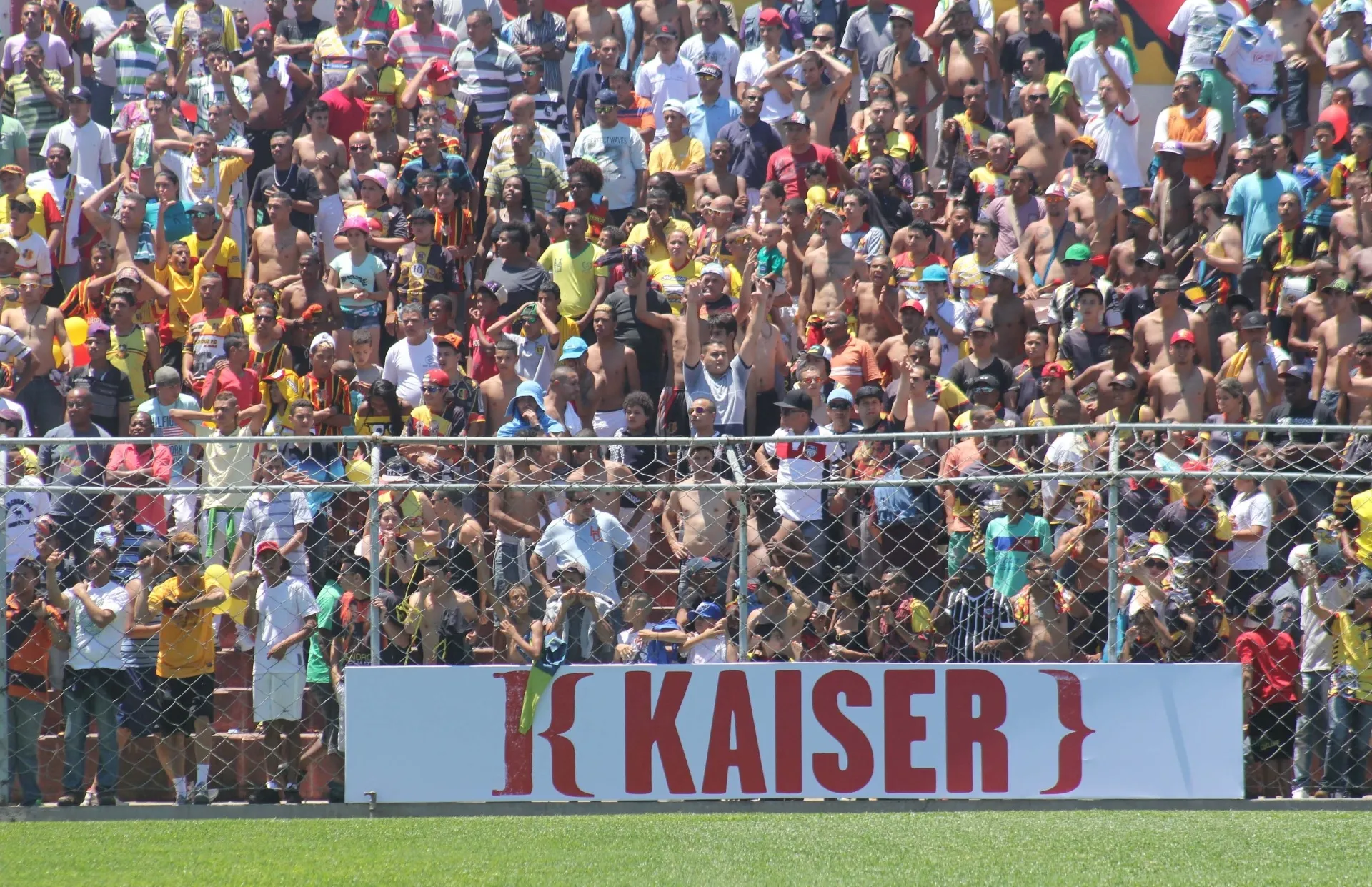 20.out.2013 - Santa Cruz e Classe A fizeram partida disputada e cheia de emoção durante a final da Copa Kaiser 2013 - undefined