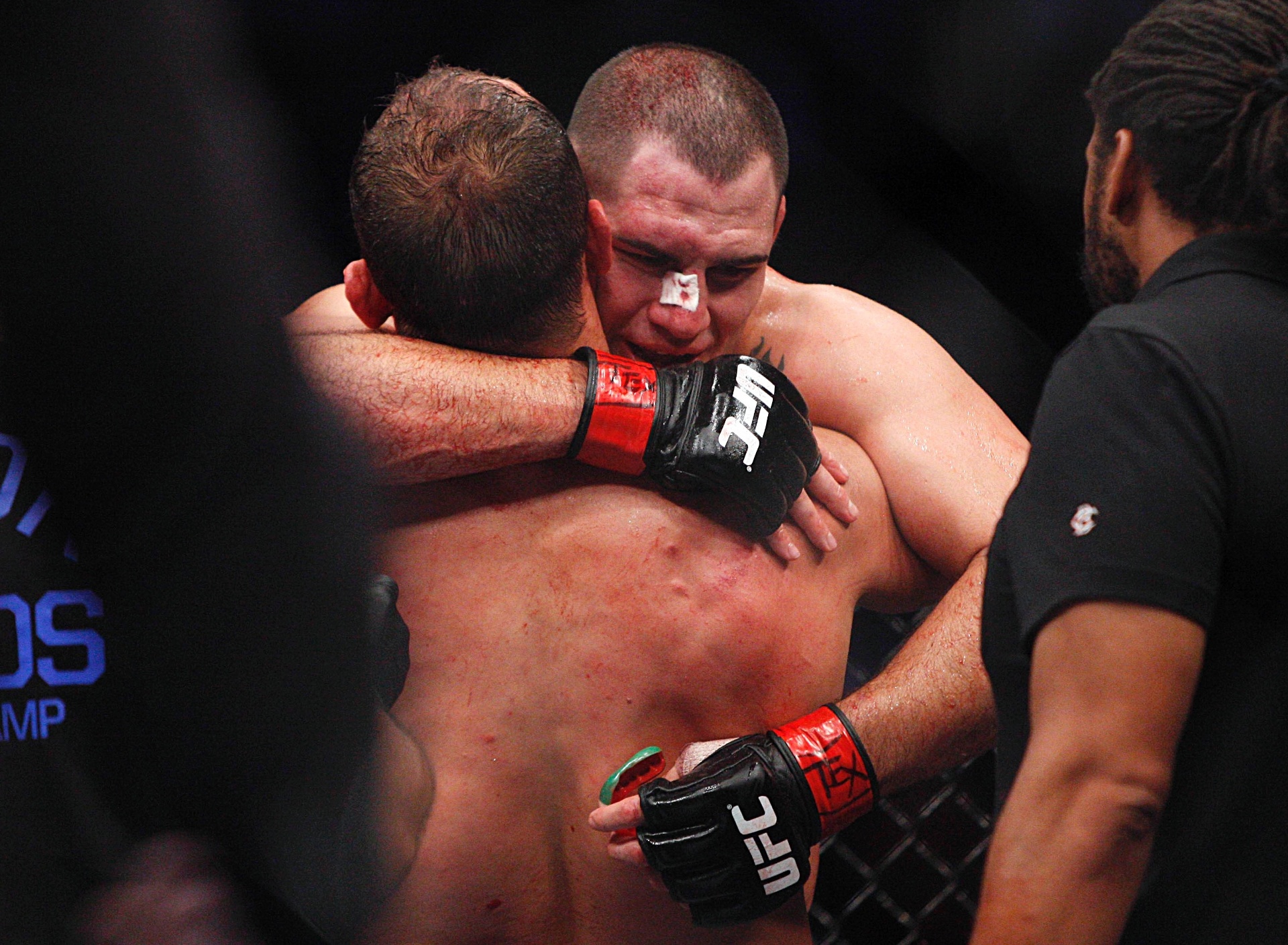 Cain Velasquez abraça Junior Cigano após vencer o brasileiro e manter o cinturão dos pesados - Andrew Richardson/USA TODAY