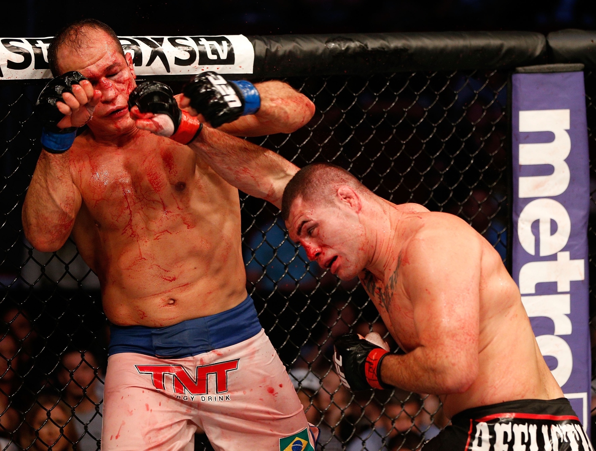 Cigano recebe golpe de Cain Velasquez durante a luta pelo cinturão dos pesados - Josh Hedges/Zuffa LLC