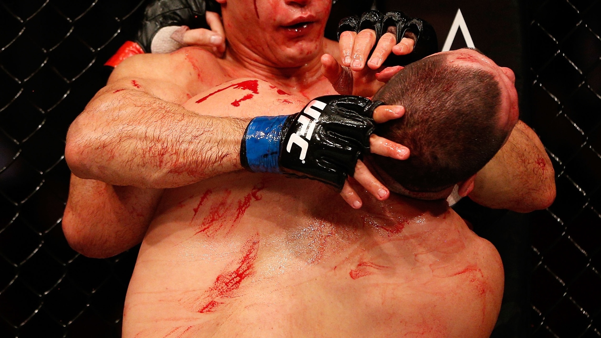 Cigano tenta se desvencilhar de Velasquez no UFC 166