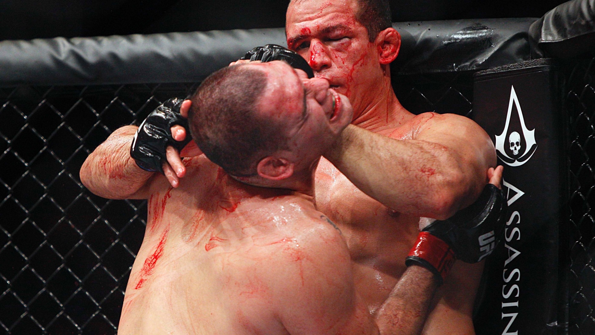 Com muitos ferimentos no rosto, Cigano tenta afastar e golpear Cain Velasquez