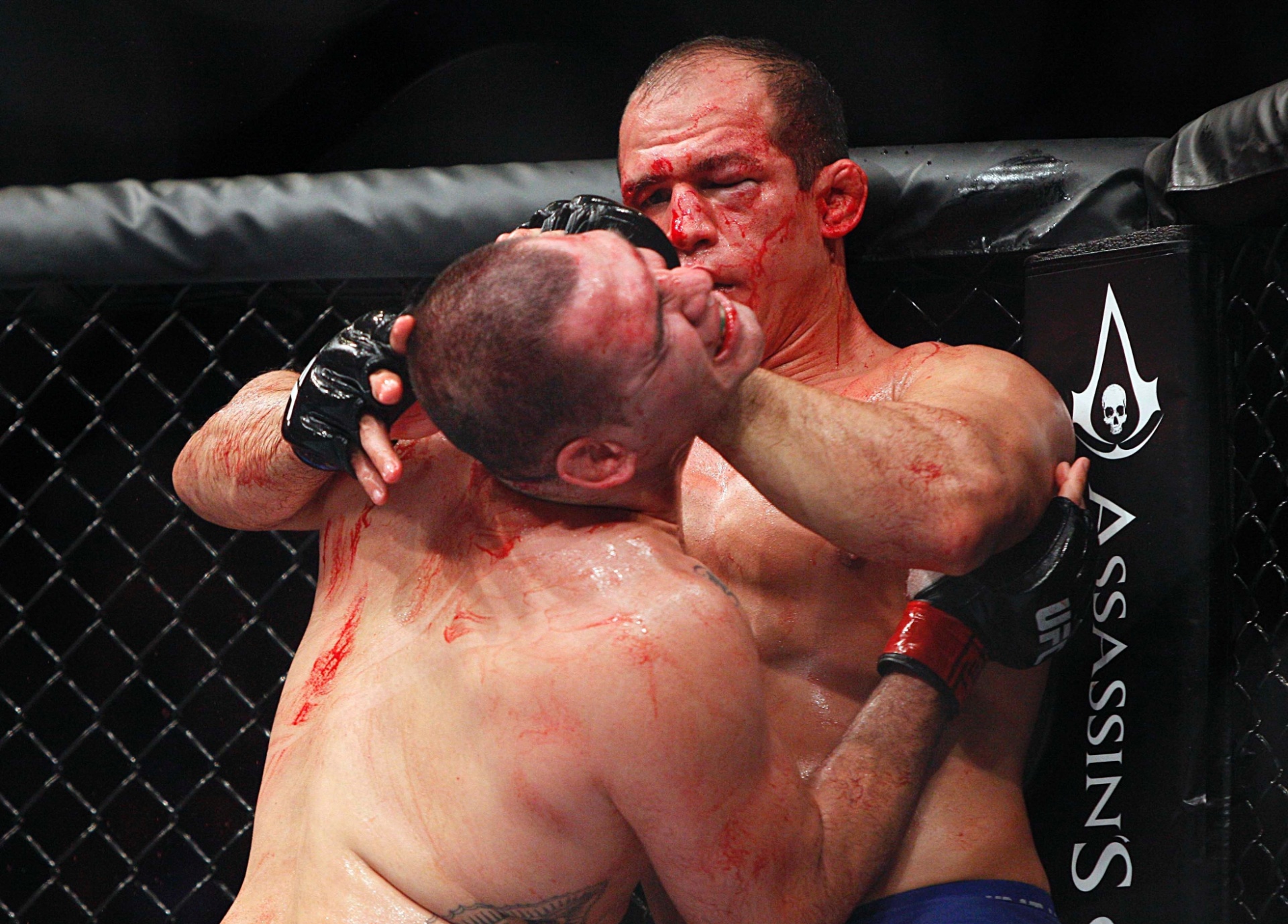 Com muitos ferimentos no rosto, Cigano tenta afastar e golpear Cain Velasquez - Andrew Richardson-USA TODAY