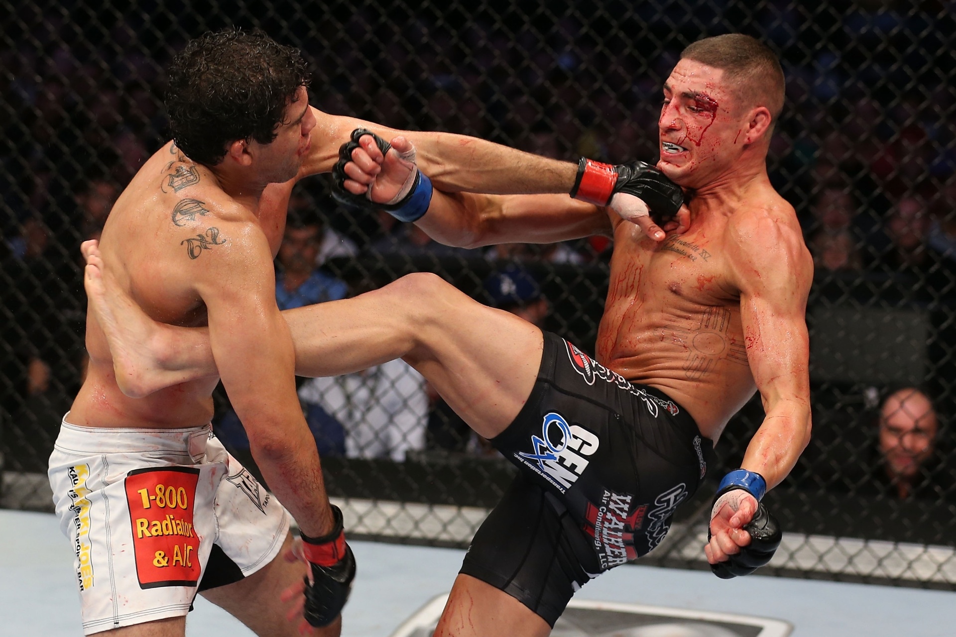Com rosto cheio de sangue, Diego Sanchez troca golpes com Gilbert Melendez - Nick Laham/Zuffa LLC