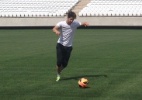 Pato visita Itaquerão e é o primeiro a bater bola no novo estádio - Ag. Corinthians