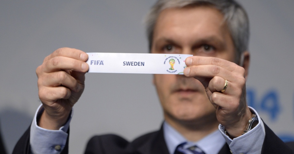 21.10.2013 - Gordon Savic exibe o papel com o nome da Suécia, que foi sorteada para encarar Portugal na repescagem