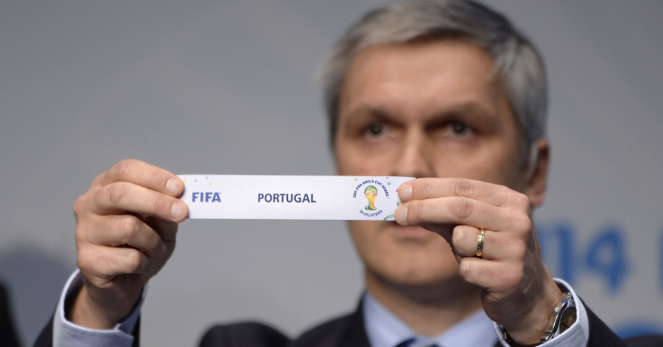 21.10.2013 - Savic tira o papel com o nome de Portugal, que vai enfrentar a Suécia na repescagem