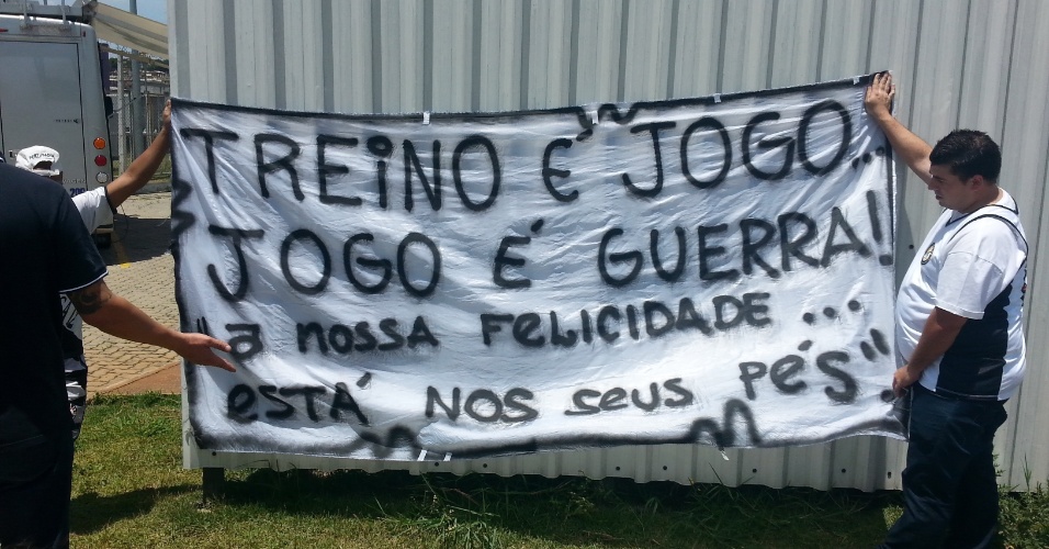 Organizada faz protesto no CT do Corinthians e pede 