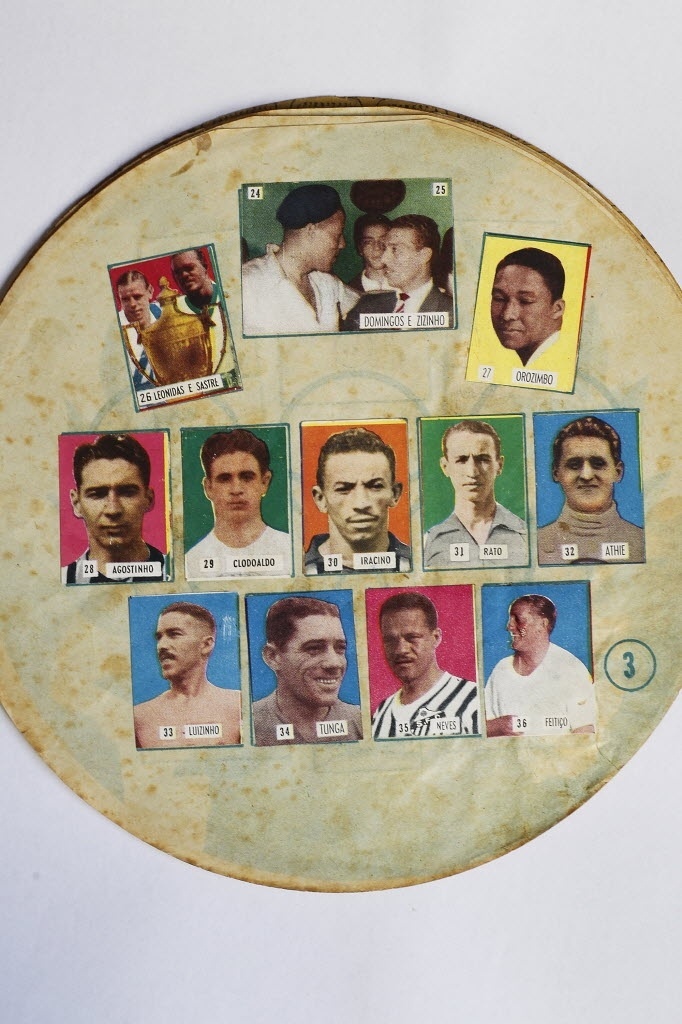 Álbum da década de 30 tem ídolos antigos como o santista Feitiço, no canto inferior direito da imagem - Reinaldo Canato/UOL