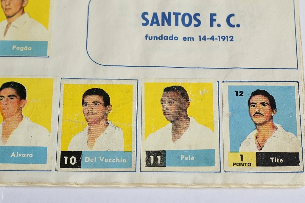 Primeira figurinha de Pelé na história está presente em um álbum de 1957. O rei aparece menino, de bigodinho - Reinaldo Canato/UOL