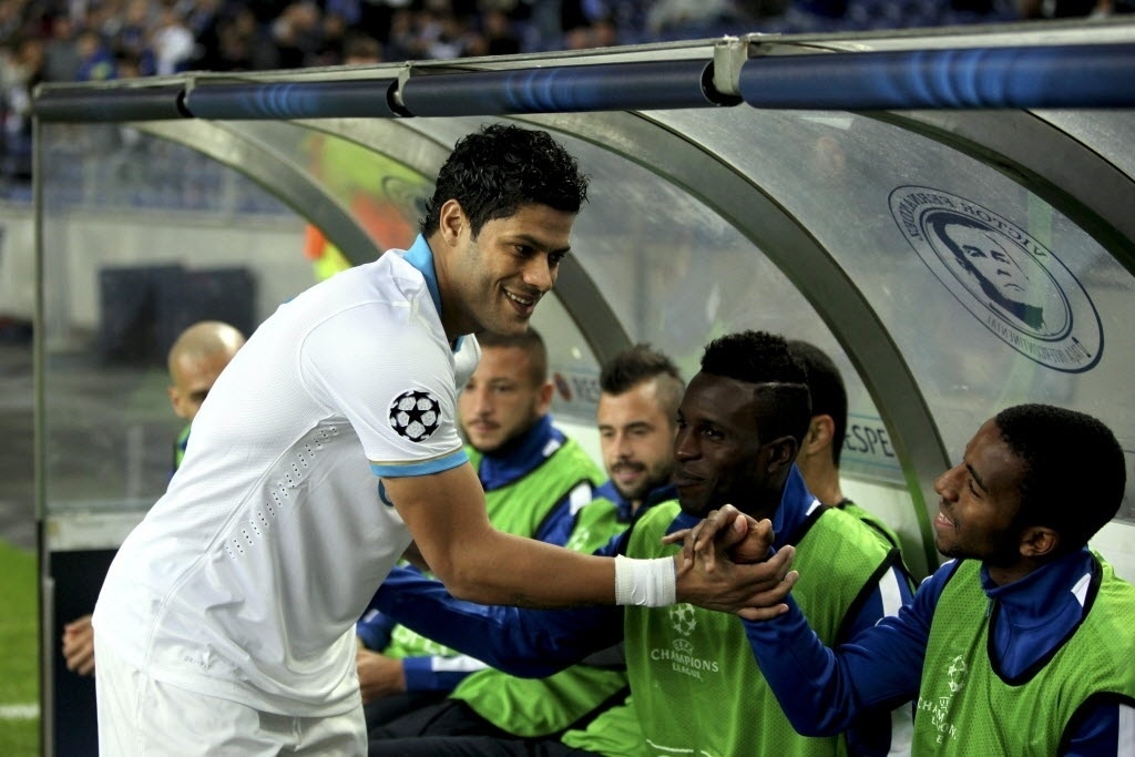 22.out.2013 - Atacante brasileiro Hulk, do Zenit, cumprimenta ex-companheiros de Porto antes de partida pela Liga dos Campeões