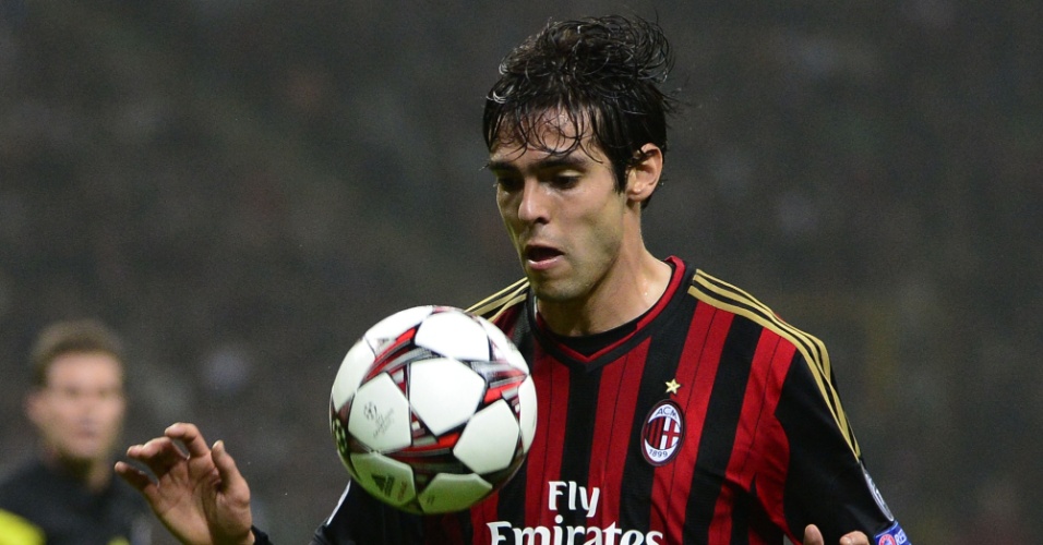 22.out.2013 - Kaká domina bola durante jogo entre Milan e Barcelona pela Liga dos Campeões