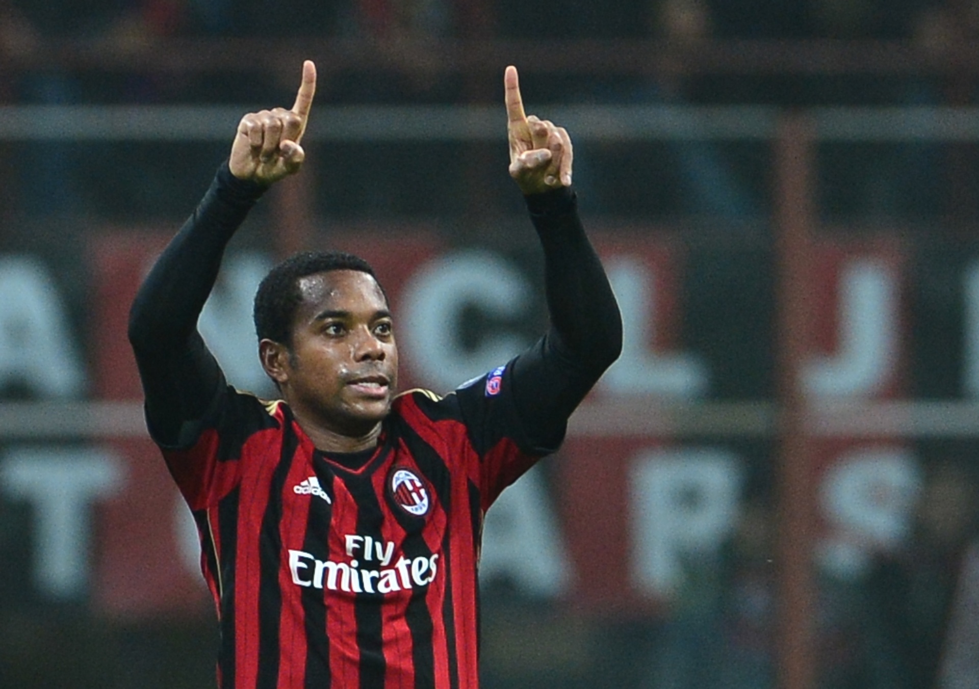 22.out.2013 - Robinho comemora gol do Milan sobre o Barcelona pela Liga dos Campeões - AFP PHOTO / GIUSEPPE CACACE