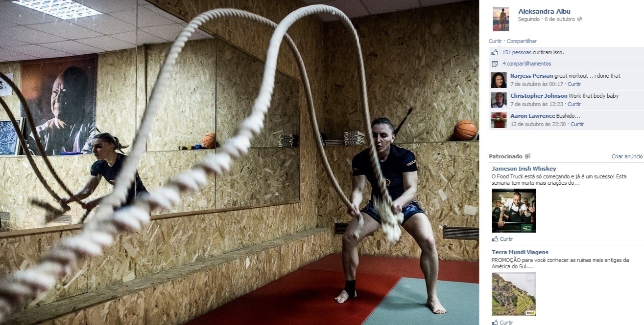 Alexandra gosta de se exibir nas redes sociais, destacando sempre seu físico e principalmente a barriga sarada - Reprodução/Facebook