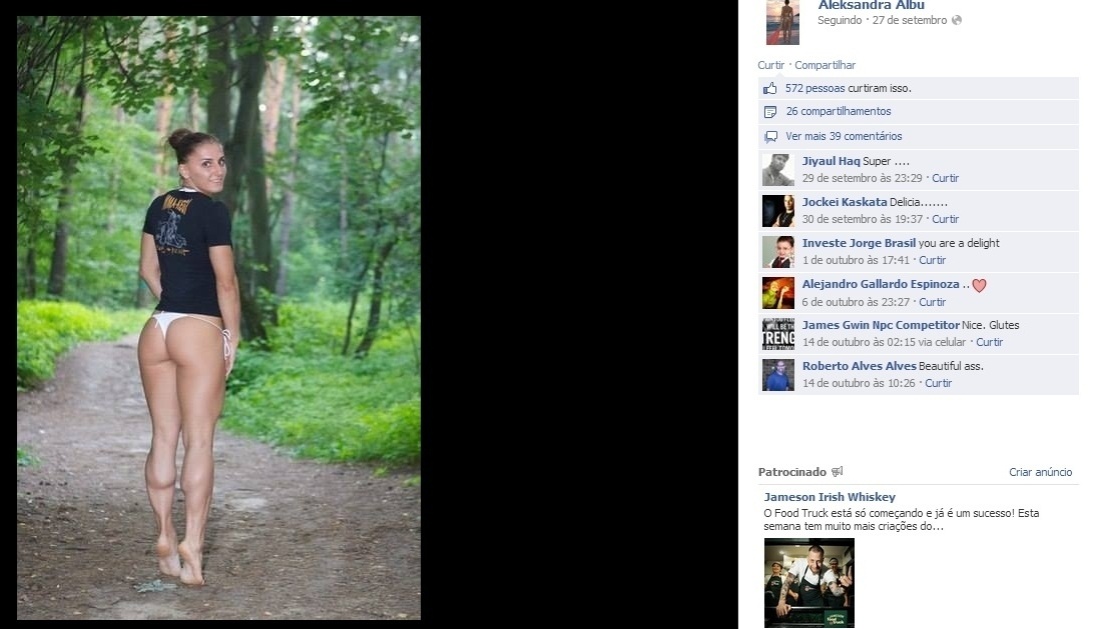 Alexandra gosta de se exibir nas redes sociais, destacando sempre seu físico e principalmente a barriga sarada - Reprodução/Facebook