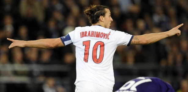 Ibrahimovic comemora um dos quatro gols marcados por ele na vitória por 5 a 0 sobre o Anderlecht - AFP PHOTO/JOHN THYS