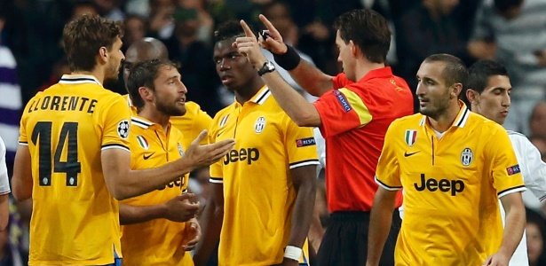 23.out.2013 - Chiellini deixa o gramado na partida entre Juventus e Real Madrid - JUAN MEDINA/REUTERS