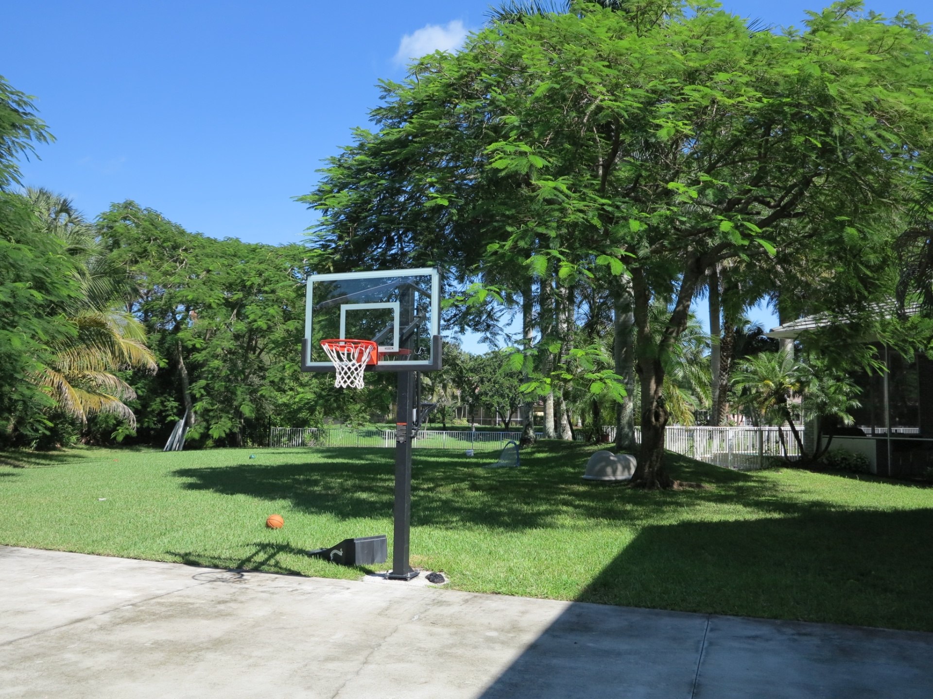 A casa de Vitor Belfort é espaçosa e tem piscina e espaço para o lutador jogar basquete com os filhos - Maurício Dehò/UOL