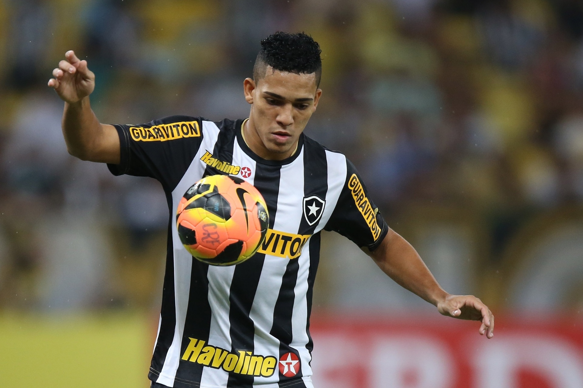 Gilberto, do Botafogo, domina bola durante jogo contra o Flamengo no Maracanã (23/10/13) - Vitor Silva/SSPress