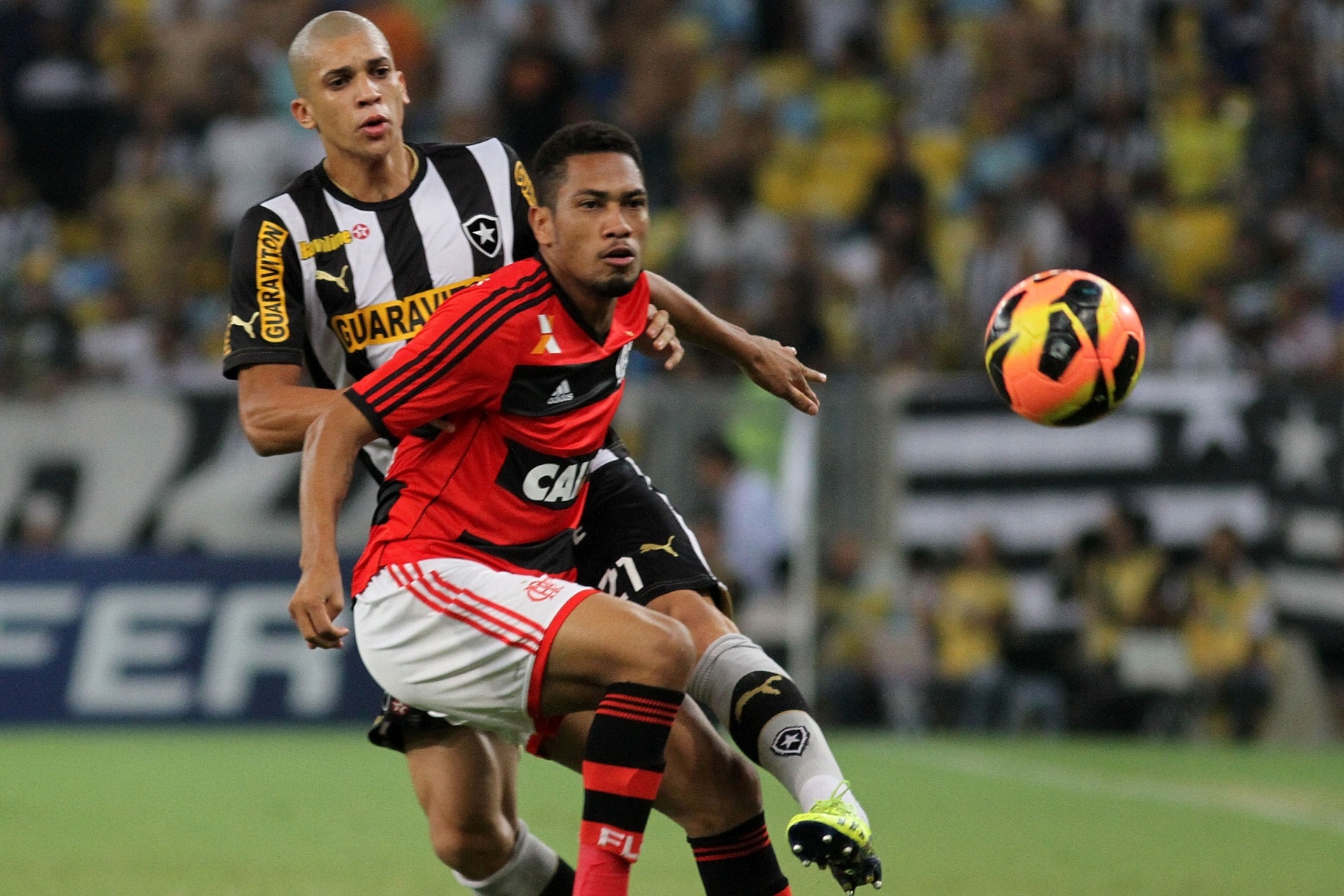 Hernane, do Flamengo, e Dória, do Botafogo, disputam bola durante jogo da Copa do Brasil (23/10/13) - Vitor Silva/SSPress