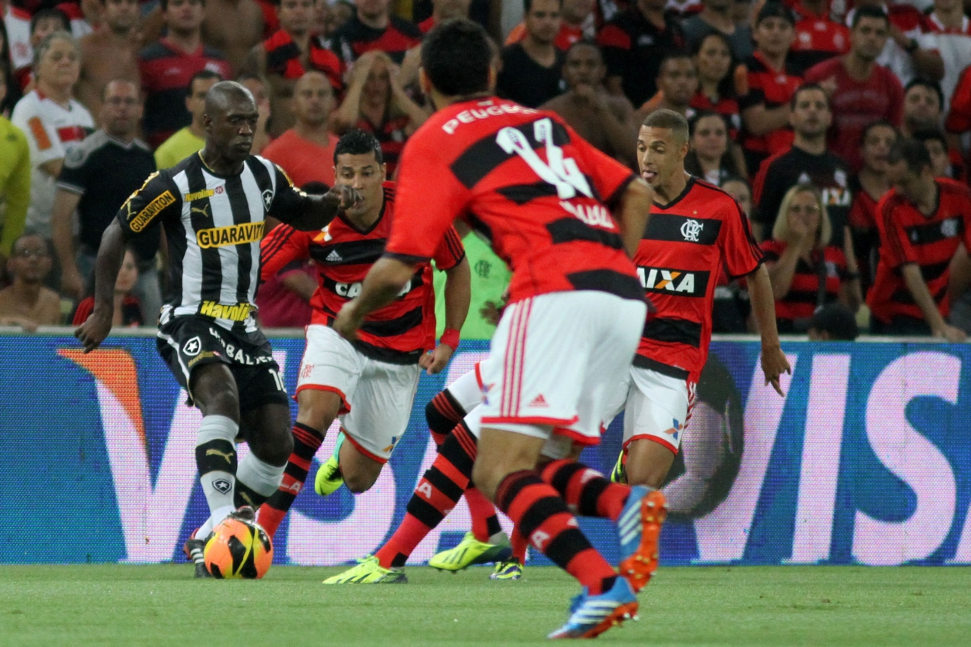Seedorf, do Botafogo, tenta escapar de marcadores do Flamengo em jogo no Maracanã (23/10/13) - Vitor Silva/SSPress