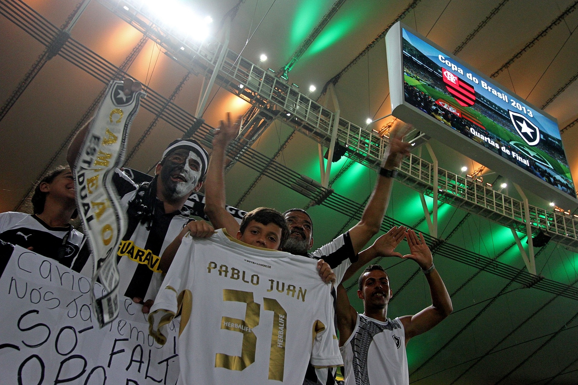 Torcida do Botafogo faz festa antes de jogo contra o Flamengo no Maracanã (23/10/13) - Vitor Silva/SSPress
