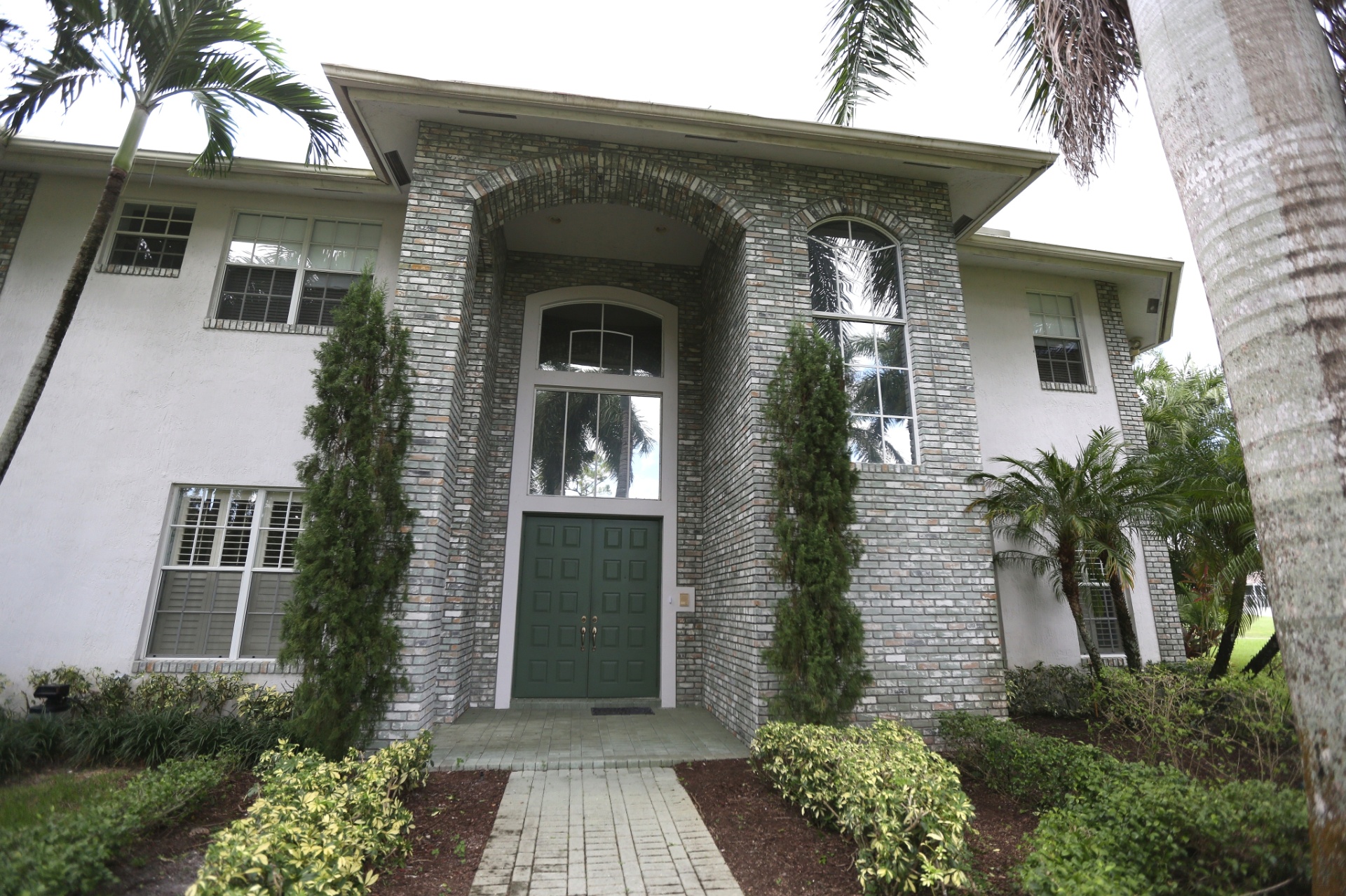 Visão da frente da casa da família Belfort, onde Vitor e Joana Prado moram com os três filhos: Davi (8), Vitória (6) e Kyara (4) - Derek Sismotto/UOL