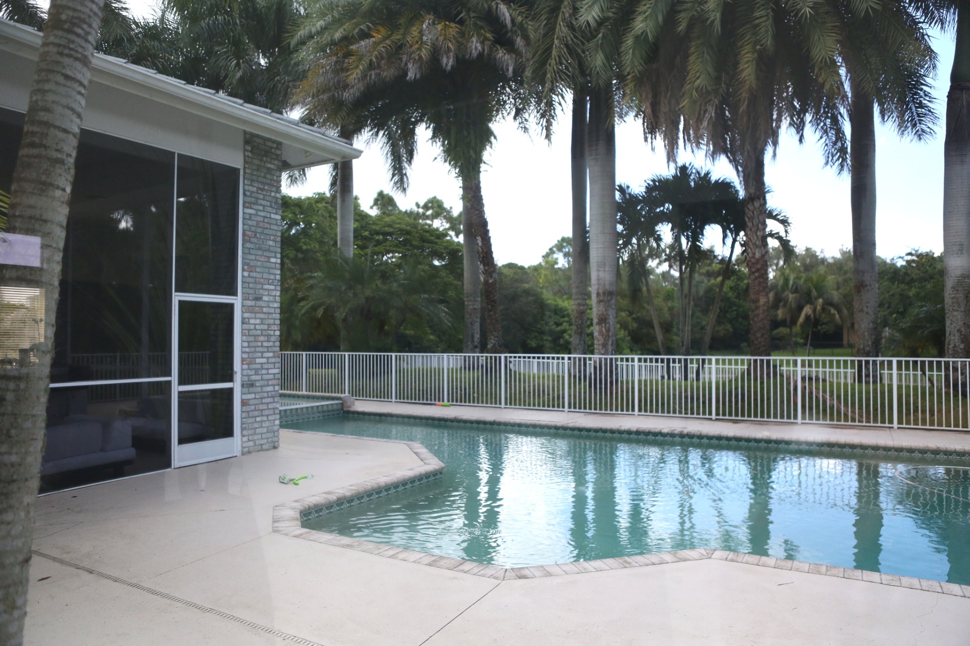 Vista da piscina que fica ao lado da sala da casa de Vitor Belfort - Derek Sismotto/UOL
