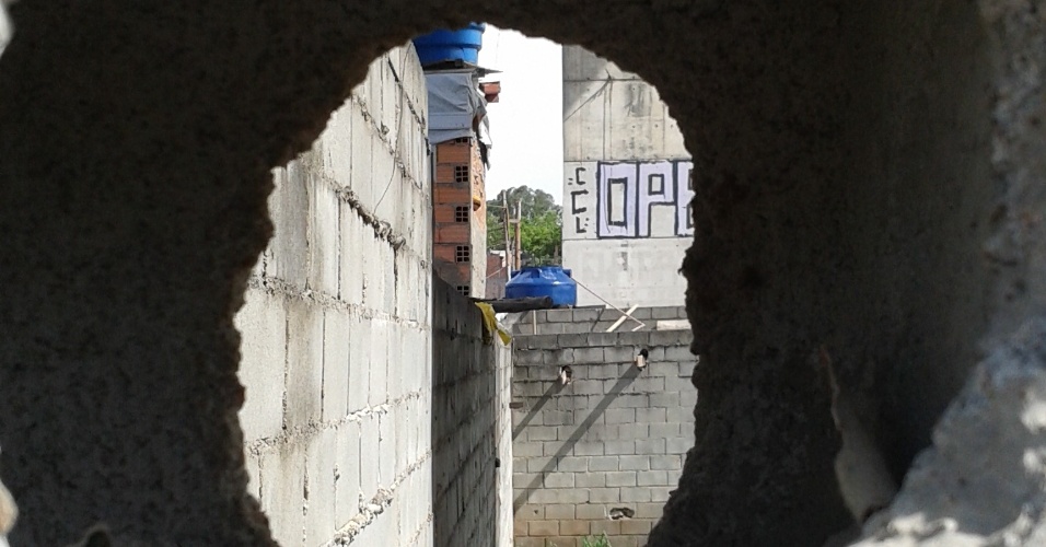 24.out.2013 - Moradores da Favela da Paz temem que casas sejam demolidas para dar lugar a obras da Copa do Mundo