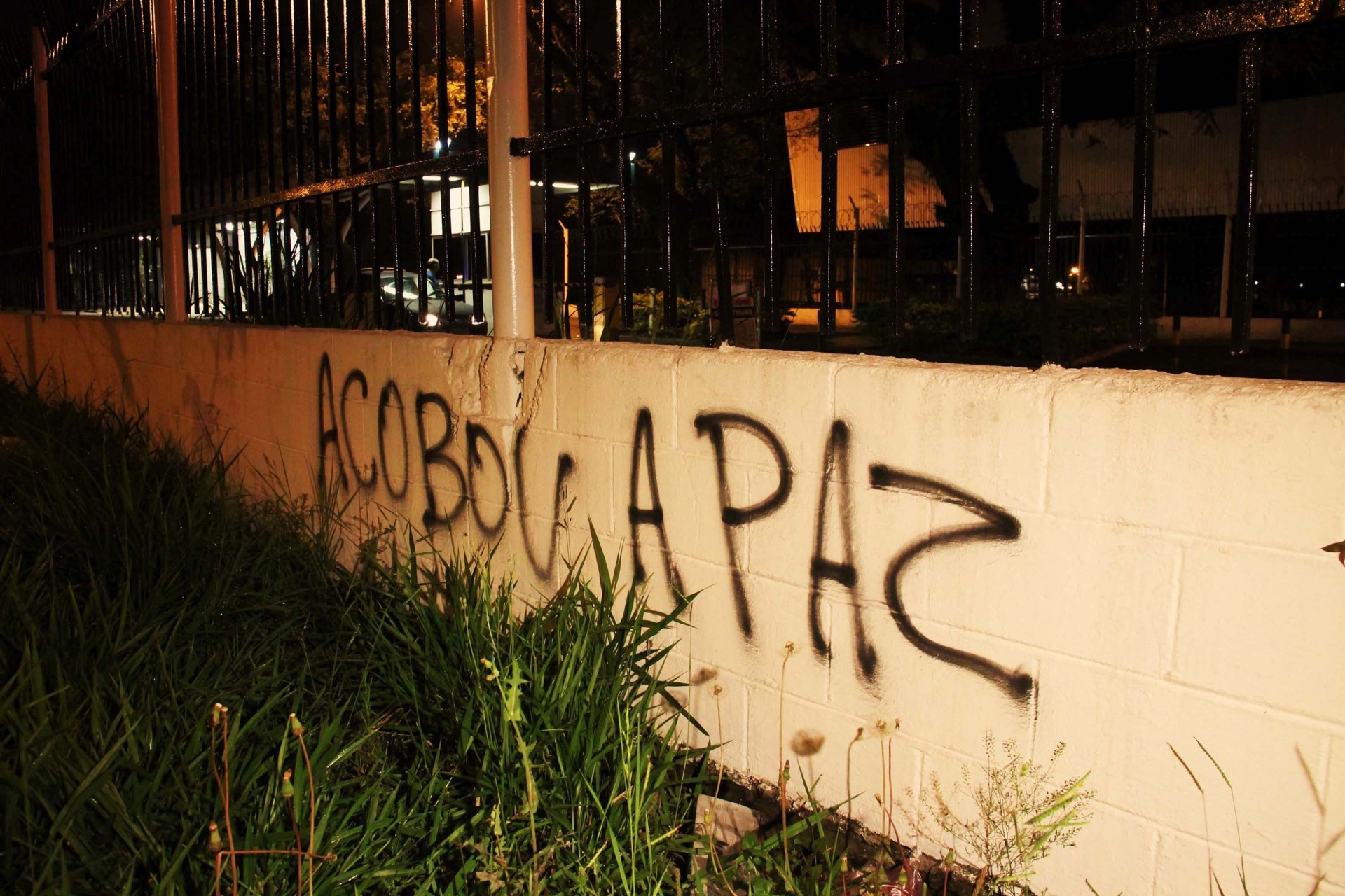 Muro do Parque São Jorge é pichado após eliminação do Corinthians pelo Grêmio, nas oitavas de final da Copa do Brasil, após Pato perder o último pênalti - Nivaldo Lima/Futura Press/Estadão Conteúdo