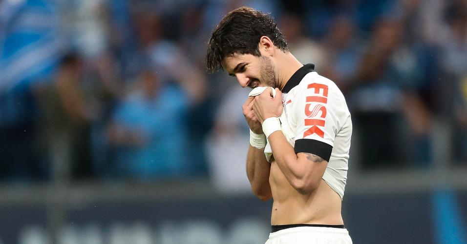 Pato demonstra abatimento após perder pênalti que eliminou o Corinthians na Copa do Brasil