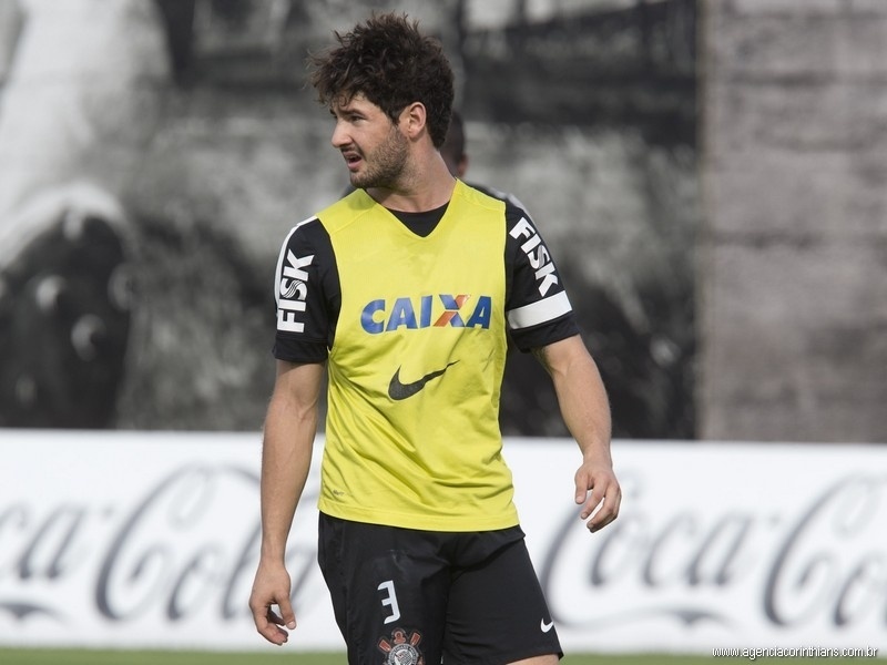 25.10.2013 - Alexandre Pato, atacante do Corinthians, observa os companheiros no primeiro treino após a cavadinha contra o Grêmio