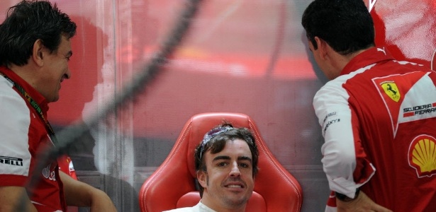 Alonso precisava vencer neste domingo, mas foi apenas o 11º colocado no Grande Prêmio da Índia - Indranil Mukherjee / AFP