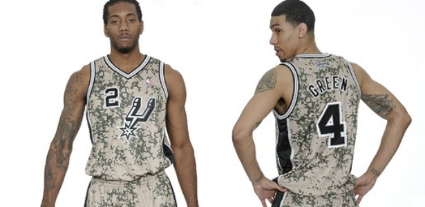 Jogador reprova uniforme camuflado lançado pelo San Antonio Spurs -  26/10/2013 - UOL Esporte