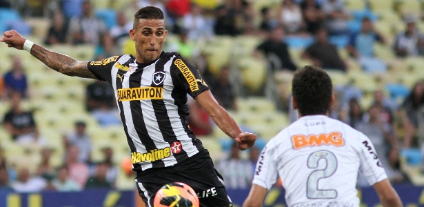 Rafael Marques tenta a finalização na partida do Botafogo contra o Atlético-MG (26.out.2013) - Vitor Silva/SSPress