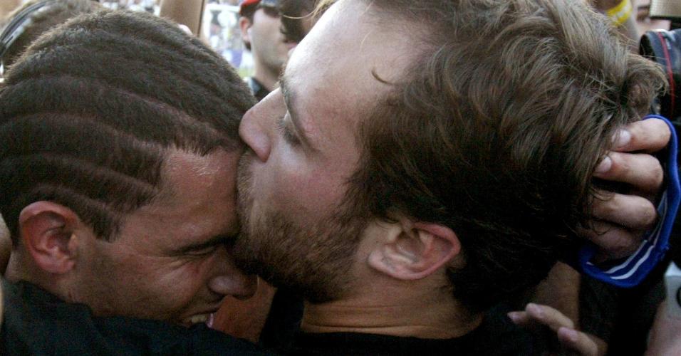 Roger, meia do Corinthians, beija a cabeça da Carlitos Tevez, seu companheiro de clube, na conquista do Brasileiro de 2005