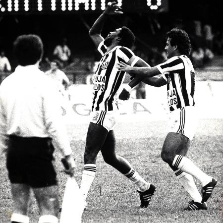 Serginho Chulapa, atacante do Santos, comemora gol marcado pelo clube na final do Paulista de 1984 - Folhapress