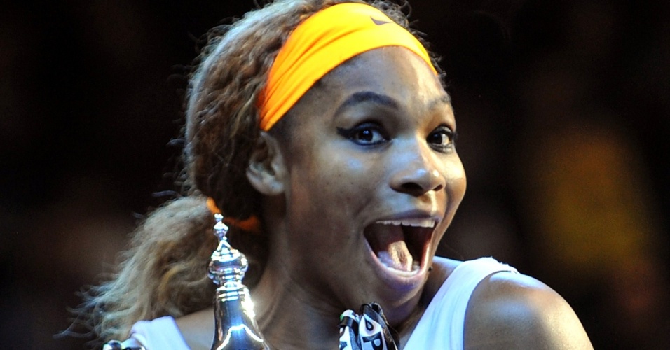 27.10.2013 - Serena Williams exibe o troféu após vencer o WTA de Istambul